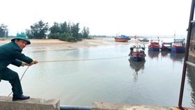 Cảng cá Xuân Hội bị bồi lắng khiến tàu thuyền của ngư dân bị mắc cạn