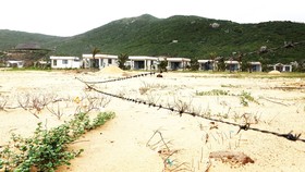 Người dân thôn Chánh Oai lập hàng rào thép gai bao vây khu resort Vunam để phản đối. Ảnh: NGỌC OAI