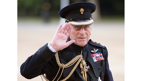 Hoàng thân Philip vẫy tay chào trong một sự kiện ở London năm 2011. Ảnh: REUTERS