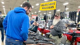 Người dân tham quan một nơi bán súng ở Mỹ 