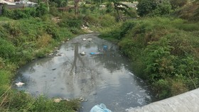 Rạch Suối Nhum đoạn qua Đại học Quốc gia TPHCM  vẫn còn nguyên trạng, vừa ô nhiễm lại mất mỹ quan