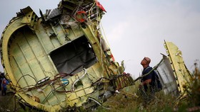 Một điều tra viên tại hiện trường vụ rơi máy bay vào năm 2014. Ảnh: REUTERS
