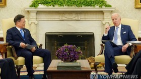 Tổng thống Mỹ Joe Biden (phải) trong cuộc hội đàm với người đồng cấp Hàn Quốc Moon Jae-in (trái) tại Nhà Trắng, Washington, ngày 21-5-2021. Ảnh: YONHAP