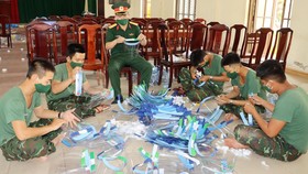 Cán bộ chiến sĩ Trung đoàn 6 thuộc bộ chỉ huy quân sự tỉnh thừa thiên Huế là chắn giọt bắn tặng nước bạn Lào chống dịch