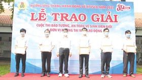 Ông Ko Chung Chih - Phó Tổng giám đốc Vedan Việt Nam trao giải “Cuộc thi báo tường, an toàn vệ sinh viên giỏi, đơn vị lao động  không tai nạn” năm 2021 cho các đại diện xuất sắc