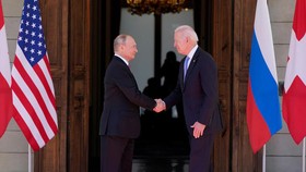 Tổng thống Nga Vladimir Putin (trái)  và Tổng thống Mỹ Joe Biden trong cuộc gặp tại Geneva