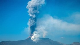 Italy: Miệng núi lửa Etna nhô cao kỷ lục