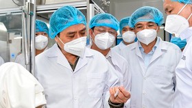 Thủ tướng Phạm Minh Chính thăm Công ty cổ phần Công nghệ sinh học dược Nanogen - đơn vị nghiên cứu, sản xuất vaccine phòng COVID-19 Nanocovax. Ảnh: VGP
