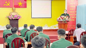 Trung tướng Nguyễn Văn Nam, Tư lệnh Bộ Tư lệnh TPHCM phát biểu giao nhiệm vụ cho các chiến sĩ. Ảnh: HOÀNG HÙNG