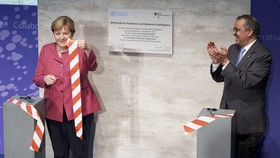 Tổng Giám đốc WHO Tedros Adhanom Ghebreyesus (phải) và Thủ tướng Đức Angela Merkel cắt băng khai trương Trung tâm cảnh báo sớm đại dịch tại thủ đô Berlin, Đức. Ảnh: AP