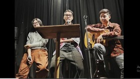 Nhà thơ trẻ Nam Thi (giữa) trong một chương trình giao lưu thơ  với bạn đọc Hà Nội vào tháng 4-2021