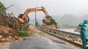 Lực lượng chức năng tiến hành khắc phục sạt lở trên tuyến tỉnh lộ 588A  đoạn qua địa bàn huyện Đakrông (tỉnh Quảng Trị. Ảnh: NGUYỄN HOÀNG