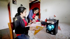 Học sinh Colombia học tại nhà qua sóng phát thanh 