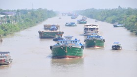 Phương tiện thủy  lưu thông trên kênh Chợ Gạo, tỉnh Tiền Giang. Ảnh: CAO THĂNG