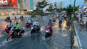 Triều cường gây ngập đường Nguyễn Thị Thập,  quận 7, chiều tối 6-11