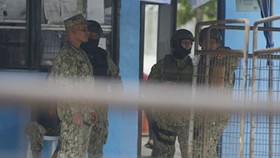 Cảnh sát gác bên ngoài nhà tù Litoral, gần thành phố Guayaquil, miền Tây Ecuador sau vụ bạo loạn ngày 13-11.