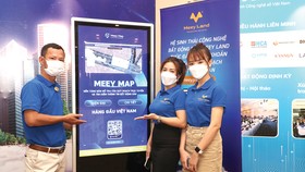 Người dùng thích thú trải nghiệm sản phẩm Meey Map tại VNITO 2021