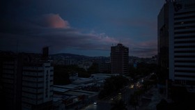 Thủ đô Caracas lại bị mất điện trên diện rộng nghi do lưới điện bị tấn công. Nguồn: SHUTTERSTOCK