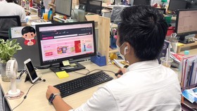 Khách hàng chọn mua giỏ quà tết online