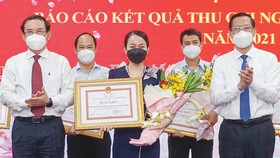 Bí thư Thành ủy TPHCM Nguyễn Văn Nên và Chủ tịch UBND TPHCM Phan Văn Mãi trao bằng khen của UBND TP cho các đơn vị đạt thành tích cao trong công tác thu ngân sách năm 2021. Ảnh:  HOÀNG HÙNG