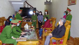 Cơ quan Cảnh sát điều tra đọc lệnh bắt bị can để tạm giam đối với Nguyễn Thị Hồng Vân