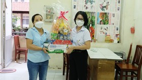 Đại diện Tập đoàn Phong Thái tặng quà tết cho hộ khó khăn trong ký túc xá của công ty