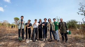 Các nghệ sĩ cùng trồng cây tại Tiểu khu 300, tỉnh Bình Thuận