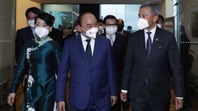 Bộ trưởng Ngoại giao Singapore Vivian Balakrishnan đón Chủ tịch nước, Phu nhân và Đoàn tại sân bay. Nguồn: TTXVN