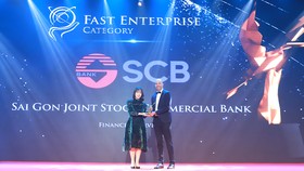 Chị Đặng Thị Bảo Châu - Quyền Giám đốc Khối Doanh nghiệp,  đại diện SCB nhận giải thưởng Asia Pacific Enterprise Awards 2021 vinh danh ở hạng mục “Fast Enterprise Award”
