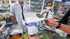 Một cửa hàng vật tư y tế tại TP Rạch Giá (Kiên Giang)  bán kit test nhanh Covid-19 với giá 70.000 đồng/bộ. Ảnh: Q.BÌNH