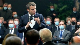 Tổng thống Pháp Emmanuel Macron phát biểu trong một cuộc họp tại Lievin, địa phương ở miền bắc Pháp, ngày 2-2-2022. Ảnh: AP 