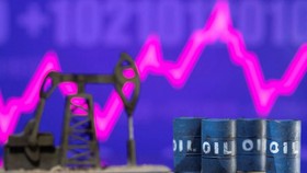 Giá dầu tăng mạnh ngay phiên giao dịch đầu tuần. Ảnh: REUTERS