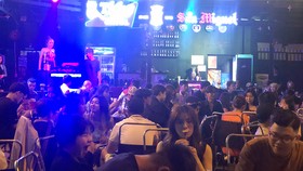 Một số quán bar trên tuyến đường Phạm Văn Đồng  thường xuyên mở nhạc âm lượng lớn