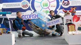 Phạm Thanh Trí (bên trái) cùng thành viên EFV và mô hình “cá voi tre khổng lồ” phân loại rác