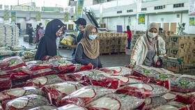 Người dân Indonesia được hỗ trợ mua lương thực