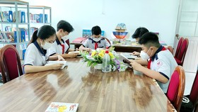 Học sinh đọc sách tại thư viện