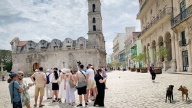 Du khách quốc tế tham quan quảng trường  Saint Francisco de Asis ở La Habana
