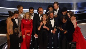 Đoàn phim CODA nhận giải Phim hay nhất tại Oscar 2022. Ảnh: Reuters