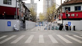 Thành phố Thượng Hải thắt chặt phong tỏa để phòng dịch Covid-19. Ảnh: REUTERS