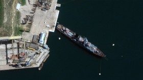 Tuần dương hạm Moskva của Nga được nhìn thấy ở Sevastopol, Crimea trong hình ảnh vệ tinh này vào ngày 7-4. Nguồn: Maxar Technologies