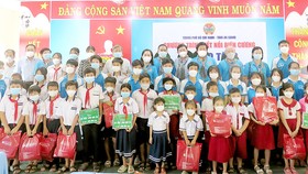 Hội Nông dân TPHCM trao 50 suất học bổng cho học sinh  ở thị trấn Ba Chúc