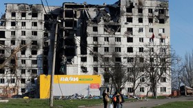 Một tòa nhà ở Mariupol bị hư hại. Ảnh: Reuters