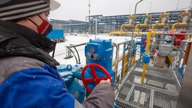 Công nhân làm việc tại một trạm phân phối khí đốt ở Nga. Ảnh: Bloomberg