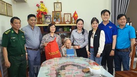Thăm, tặng quà Mẹ Việt Nam Anh hùng Trần Thị Nuôi - xã Lộc Tấn, huyện Lộc Ninh, tỉnh Bình Phước
