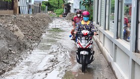 Đầu hẻm 545 Nguyễn Xiển  có một bãi đất đã khiến con hẻm bị ngập càng lầy lội hơn