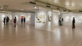 Khách tham quan triển lãm “Điệp” của nghệ sĩ Mifa tại Mơ Artspace  (136 Hàng Trống, quận Hoàn Kiếm, Hà Nội)