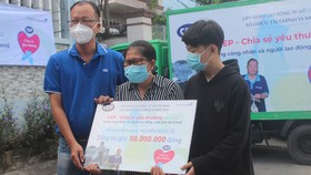 Chia sẻ yêu thương cùng công nhân lao động khó khăn