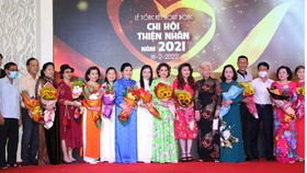 Bác sĩ Lê Thị Vân, Chủ tịch Chi hội Thiện Nhân và lãnh đạo chi hội chúc mừng các thành viên,  nhà hảo tâm đã ủng hộ chi hội tại lễ phát động gây quỹ năm 2022 