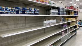 Quầy sữa công thức cho trẻ em trống rỗng trong một siêu thị ở Mỹ
