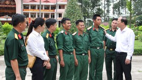 Đồng chí Nguyễn Hồ Hải thăm hỏi tân binh tại Sư đoàn 9